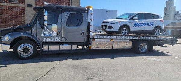 Fast and friendly services 24/7

*Tow Service 
*Jump-start 
*Tire change 
*Lockout 
*Fuel deliver