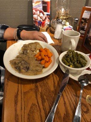 Roast beef classic with mashed potatoes carrots and green beans