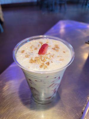 Fresas con crema,  granola y coco