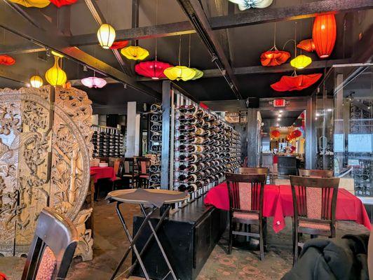 Wines, Decor and Interior Seating