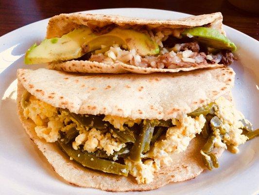 Nopalitos con huevo y carne taco norteño en tortilla de maíz.