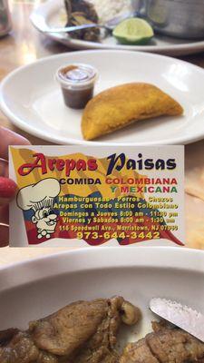 Bistek encebollado, empanada y caldo de res