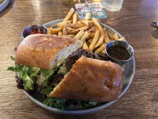 Huge primer sandwich with french fries