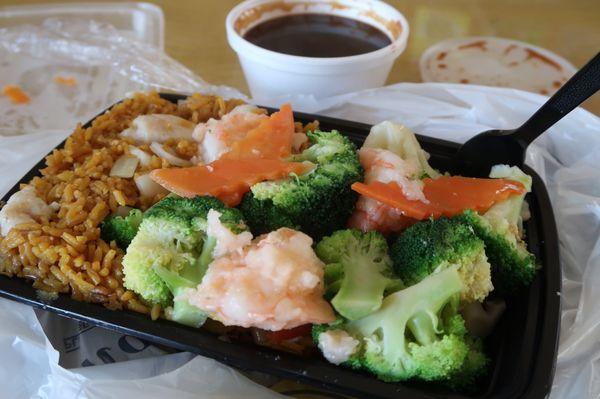 Shrimp and broccoli lunch combination with sauce on the side. Comes with choice of fried rice (chicken or plain)