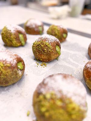 Pistachio-Filled Bomboloni: Indulgent Italian Donuts with Creamy Pistachio Filling