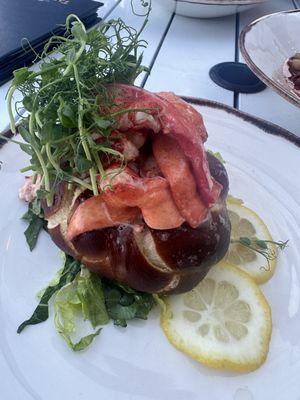 Lobster wreath roll