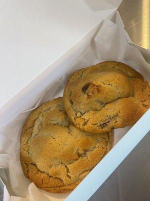 Peanut Butter (l) and Walnut Chocolate Chip Cookies (r)