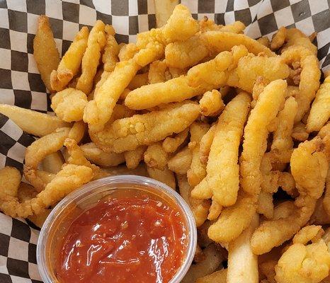 Couldn't resist making a sexy close-up of their sweet fried clams & fries!