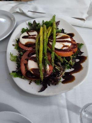 Asparagus caprese salad