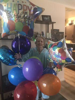 Mama Lynne 83 !!loves her balloons