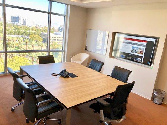 Small conferencing space with flat panel, audio, screen mirroring, and AV system control