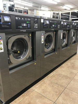 40lb Washers. Accepts quarters or credit card!