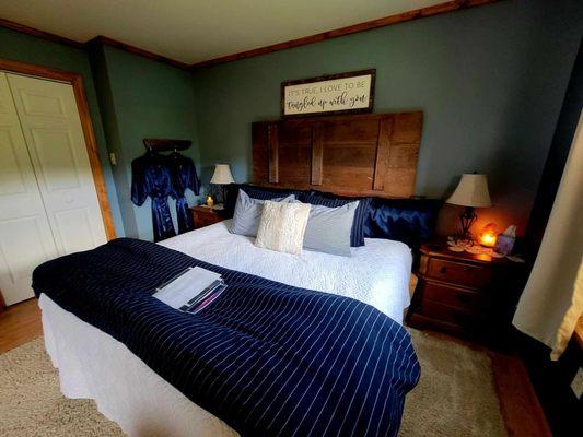 Master Suite with King bed, ensuite bathroom, living room, etc. https://rootsandbranchesmassageandbnbweb.com/the-pause-bedbreakfast