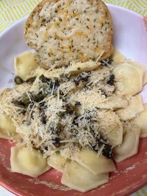 Cheese ravioli with asparagus tips and garlic bread