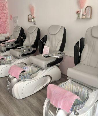 4 pedicure chairs