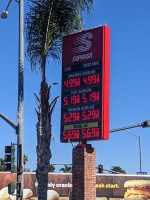 Vibrant gas prices signage. Easy to see day or night.