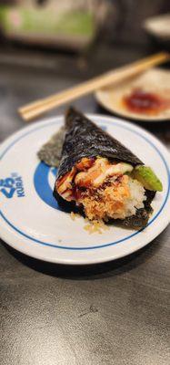 Spicy salmon crunch hand roll