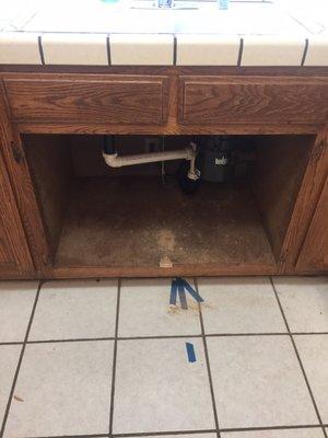 The arrow marks the pipes and points to the leak.