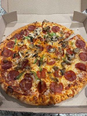 Large deluxe pizza, count them, 6 slivers of green peppers a few mushrooms and some pepperoni, 2 pieces of sausage (yes 2) Sad....