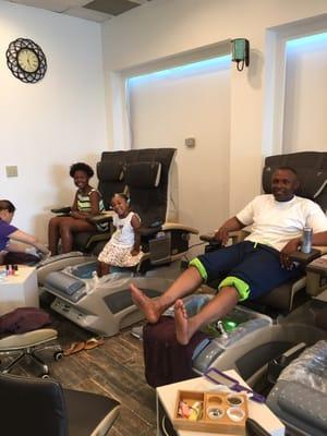 A good man who brings his daughters to get nails done