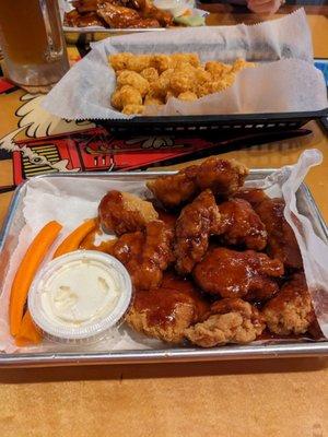 boneless wings with Mahalo-Que sauce