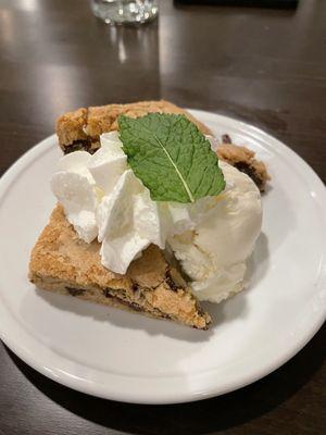 Chocolate chip cookie sundae