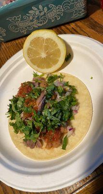 Carnitas con buche cilantro  cebolla limon