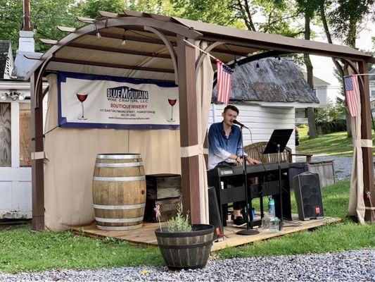 outside seating with live music