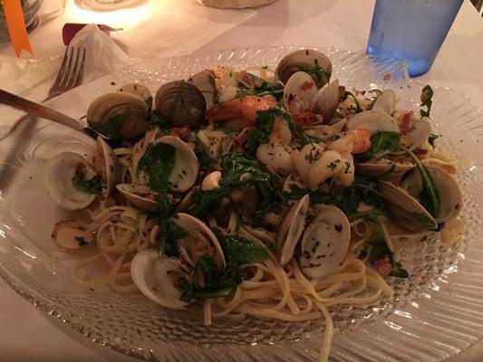 Linguine with clams and shrimp