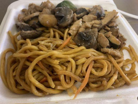 Mushroom and zucchini chicken with fried noodles