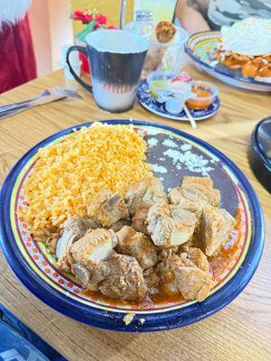 Costillas en Salsa Roja, Rice & Black Beans