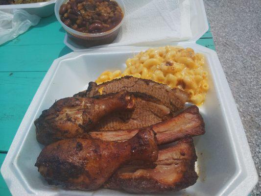 I got the three meat plate brisket chicken and ribs. The meat or season and cooked perfectly I will come here again