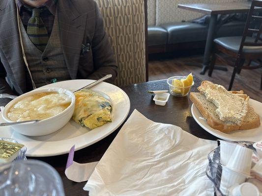 Omlete, grits, and toast.