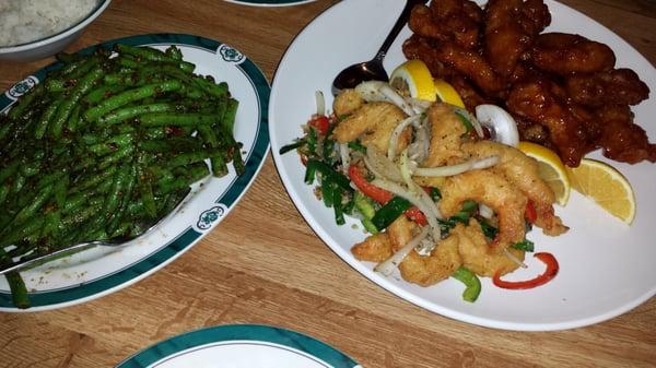 Dragon & Phoenix (Kung Pau Chicken ans Salt / Pepper Shrimp), Green Beans.