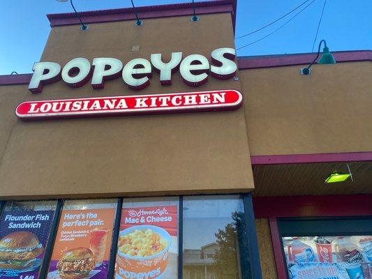 Worst run Popeyes ever and that's saying a lot.