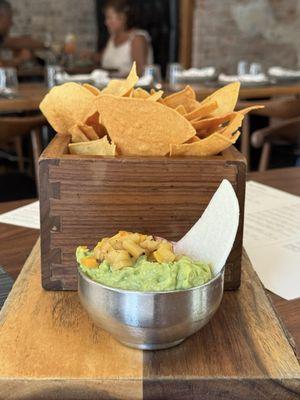 Guacamole with pineapple/mango