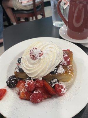 Creme brûlée w/ fresh fruit