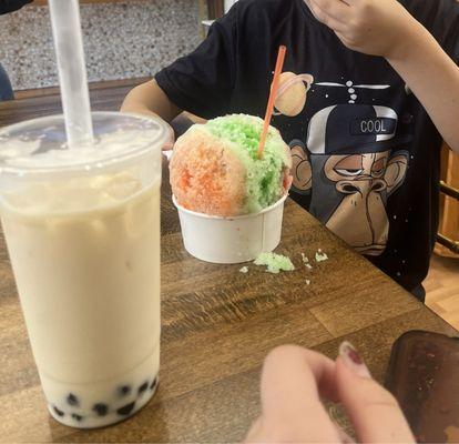 Amazing bubble tea. Some of the best bubbles I've ever had. Also the shaved ice was so good!!