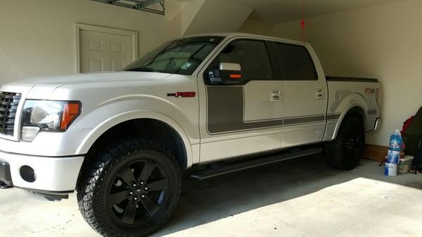 My truck with my new set of Cooper Discoverer ST Maxx 35x12.5r20s and level kit.