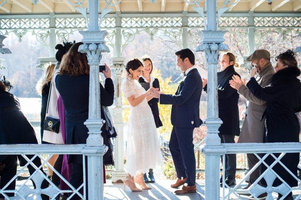 Love in Central Park! Married by Suanne of Officiant NYC. Photo: Denueva Photo