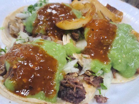 Lengua, cabeza & buche tacos