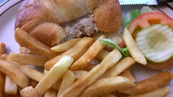 Tuna salad croissant & fries