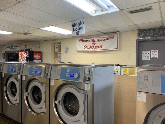 The far right is the reception area, more washing machines.