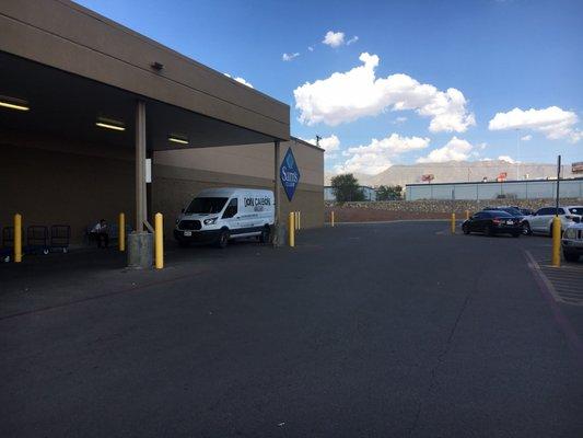 The people of don carbon like to park in the LOADING ZONE of SAMs club while they go shop. #entitled #DontLikeHotCar