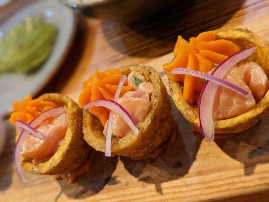 Ceviche de salmón en canasta de toston