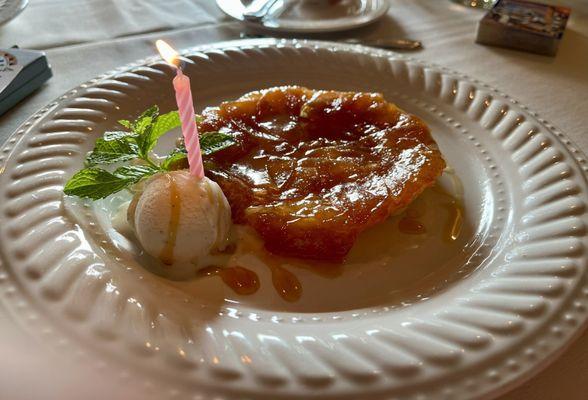 Warm Tart Tatin - unexpectedly thin, crunchy in the bottom and delicious Apple Tart