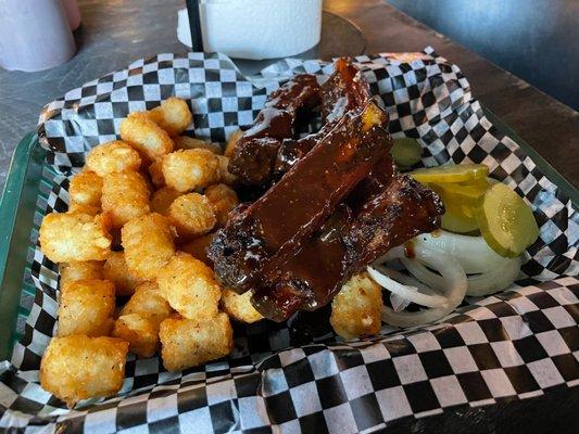 Pork ribs with tator tots