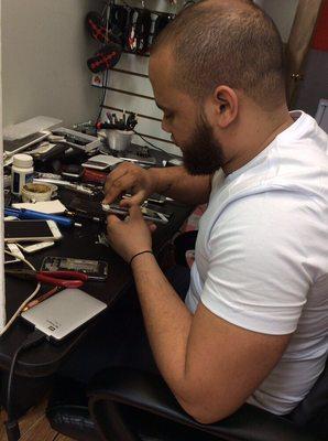 Jose. 7 years experience. Certified technician replace iphone's lcd in 10 minutes.