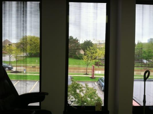 There are tree big window in working room.