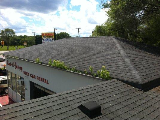 WE ALSO PROViDE GUTTER CLEANiNG SERViCES FOR COMMERCiAL BUSiNESSES!